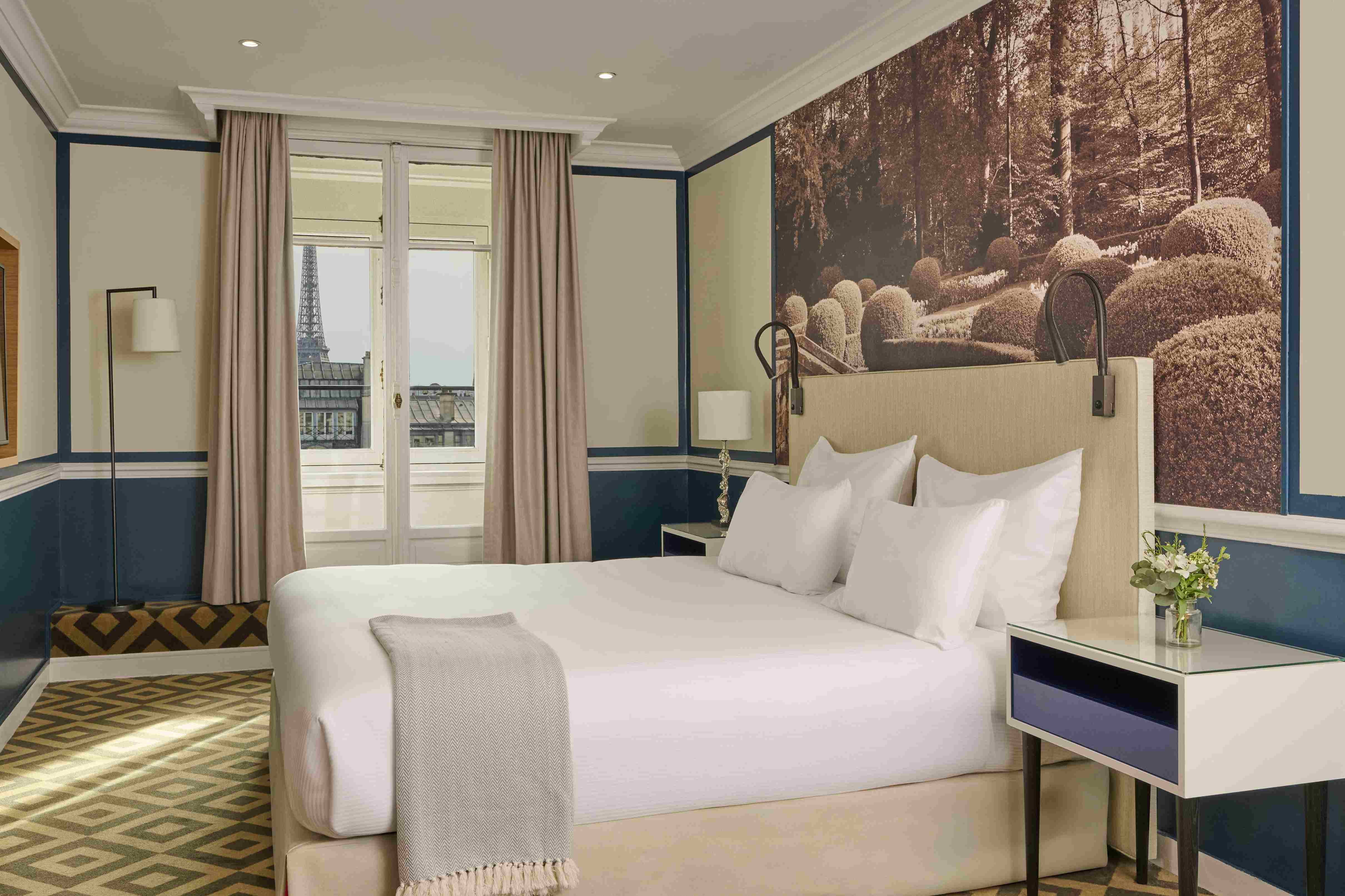 One Bedroom Executive Suite – Champs-Elysées view